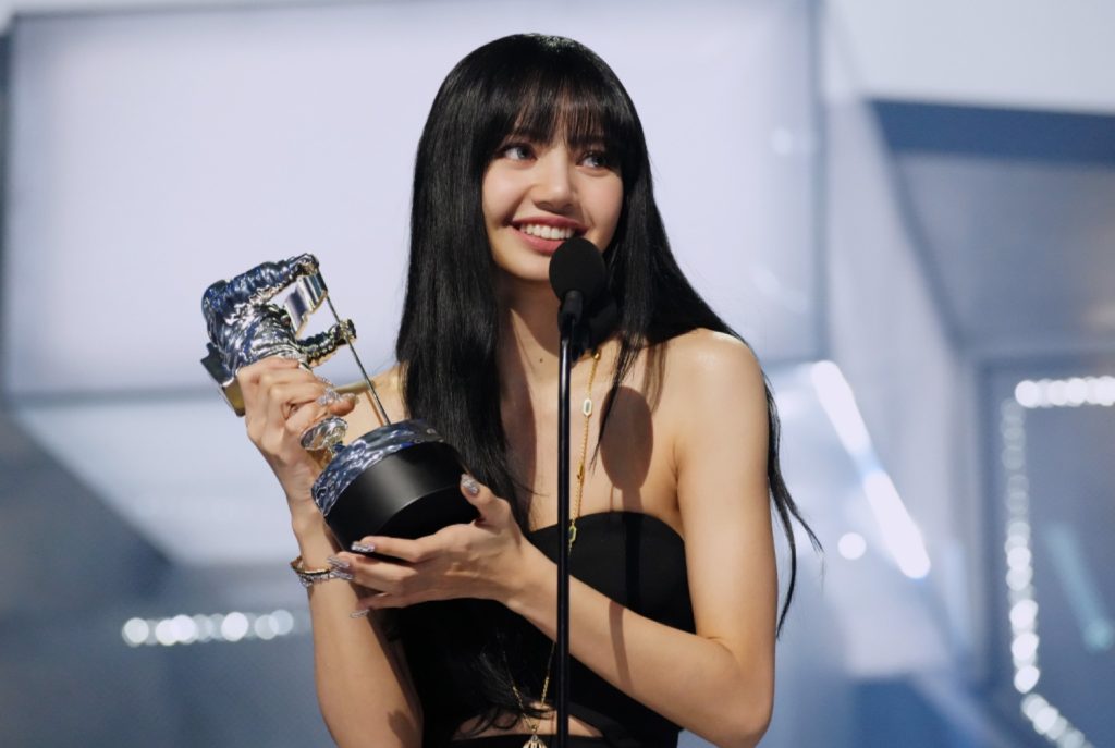 Ở tuổi 27, Lisa (BlackPink) giàu có cỡ nào?