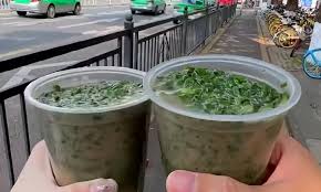 Trào lưu cà phê phủ hành lá gây nhiều tranh cãi trên mạng xã hội