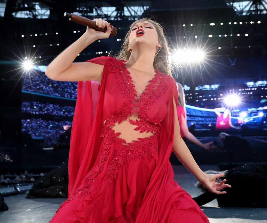 Taylor Swift Makes The British Royalty «Shake It Off» At Her London Show