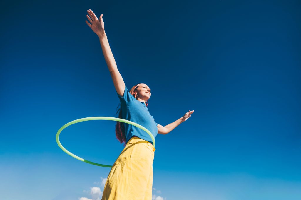 Hula-Hoop-Spaß für inen flachen Bauch : Verbrenne bis zu 900 Kalorien pro Stunde mit diesem Workout