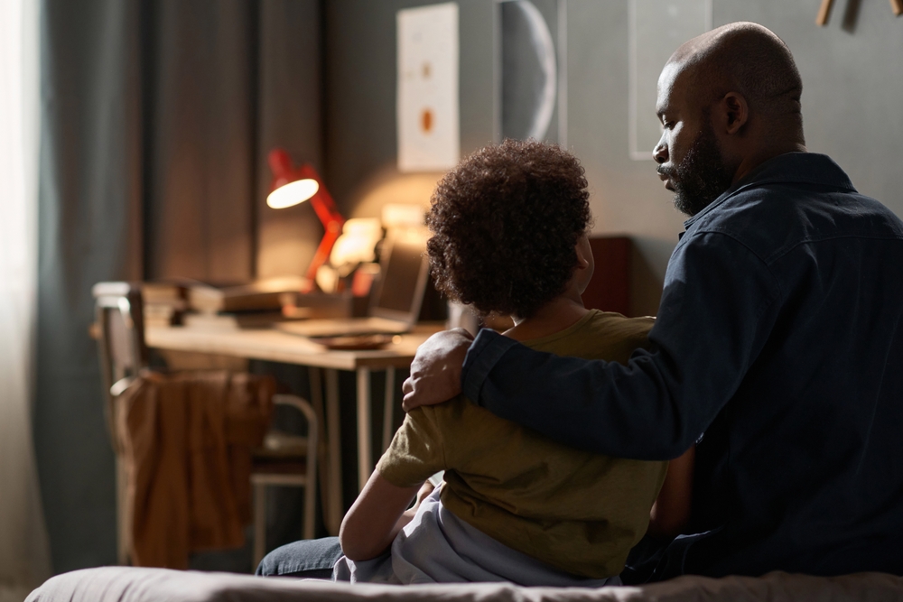 Um homem ensina uma lição ao filho que desrespeitou a mãe; veja