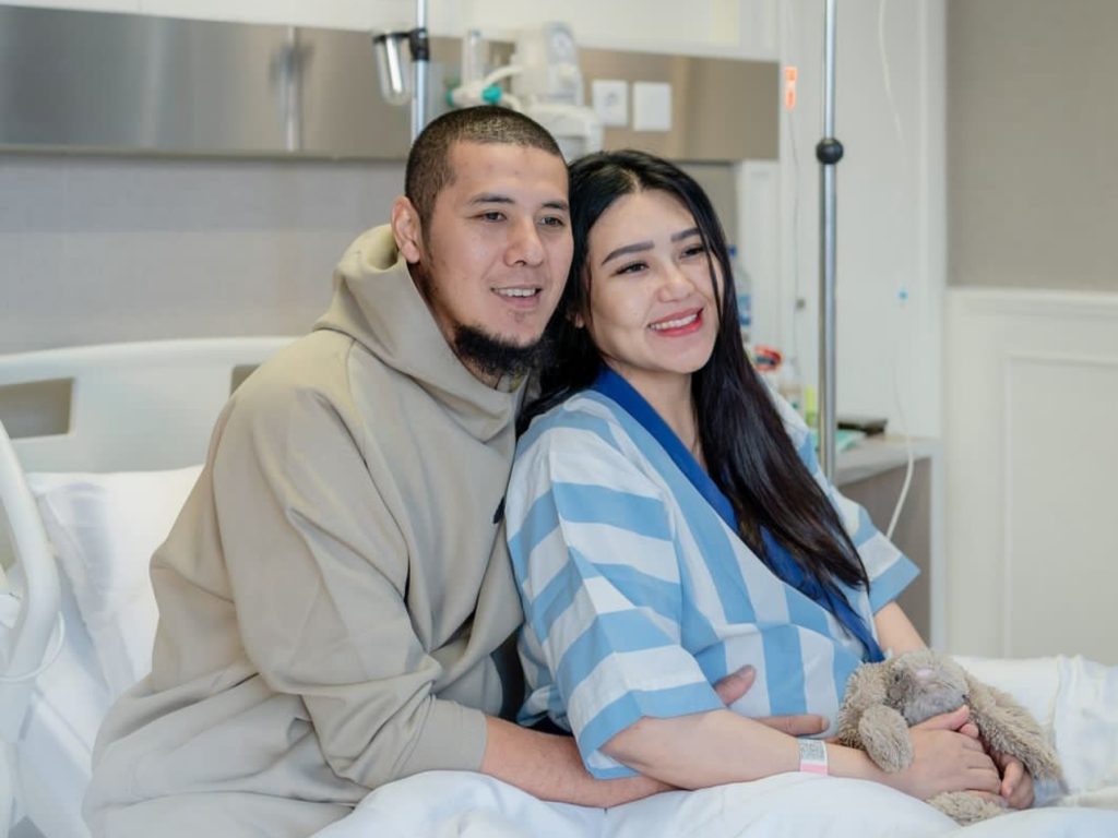 Via Vallen Melahirkan, Intip Wajah Ganteng Bayi Agham!