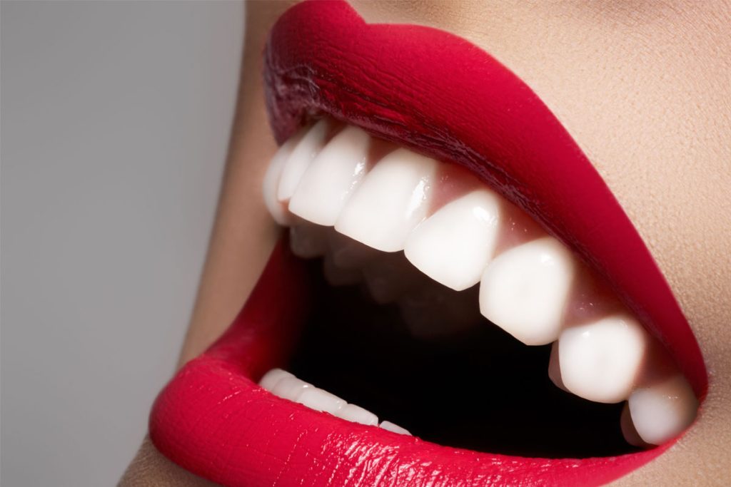 Il segreto delle star per avere denti bianchissimi 