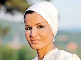 بعض اللحظات الهامة في حياة الشيخة موزة بنت ناصر 