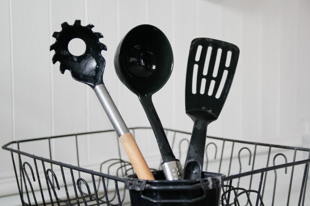 Utensili da cucina in plastica nera: sono cancerogeni?