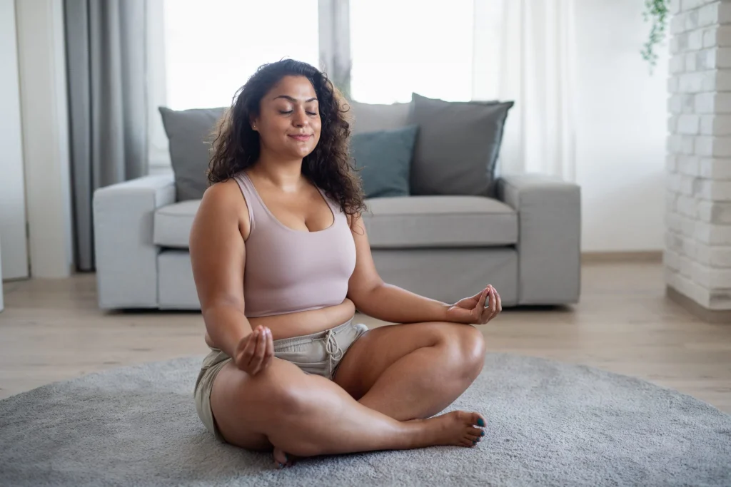 Por que a confiança faz as mulheres curvilíneas serem irresistíveis em um relacionamento