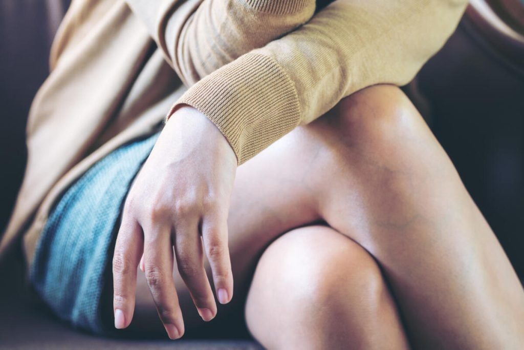 ¿Qué significa que una mujer cruce las piernas?