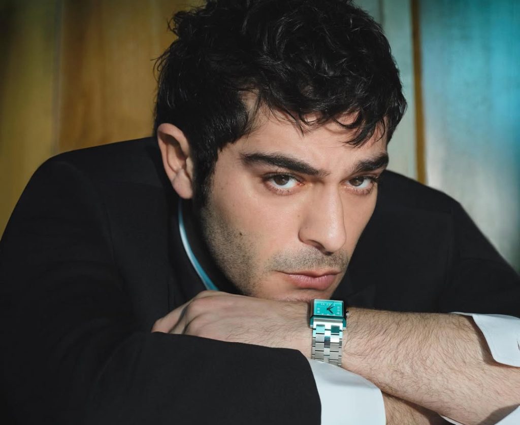 Ekranların Yeni Kadir İnanır’ı mı? Burak Deniz’e Yakından Bakıyoruz