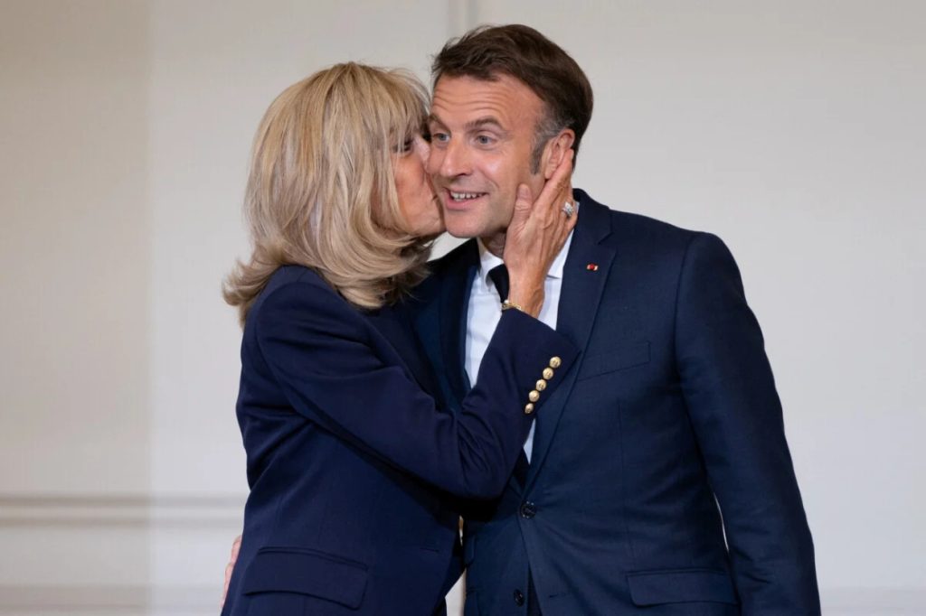 Emmanuel et Brigitte Macron : les débuts inattendus d’un couple présidentiel hors du commun 