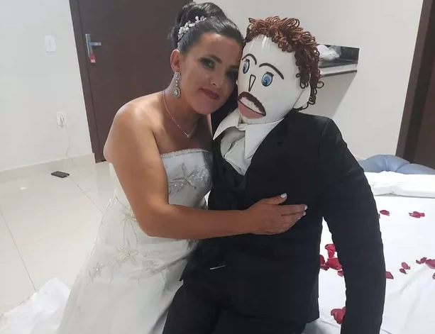 Relembre o caso: Mulher em MG que casou com boneco afirma ter sido ‘traída’