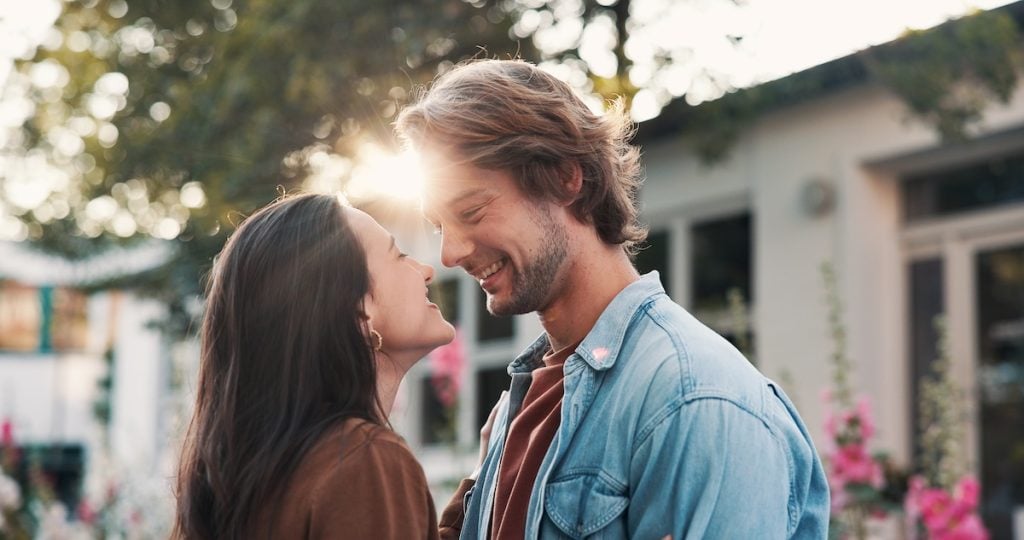 10 señales que confirman que una mujer está coqueteando