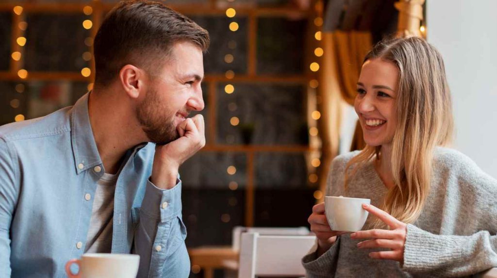 10 señales que confirman que una mujer está coqueteando
