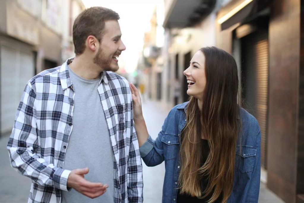10 señales que confirman que una mujer está coqueteando