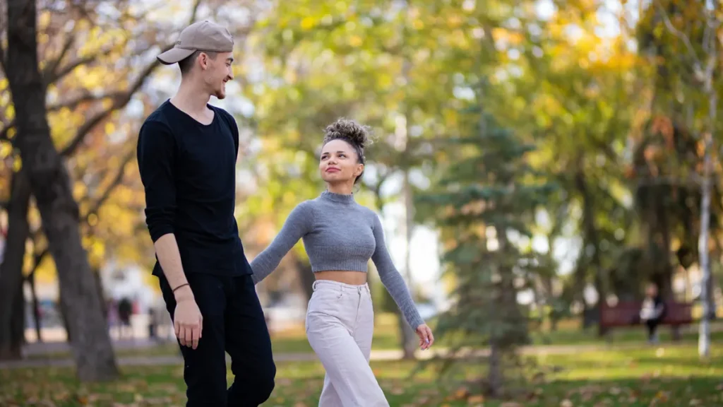 Gli uomini amano le ragazze basse: 8 motivi che spiegano perché