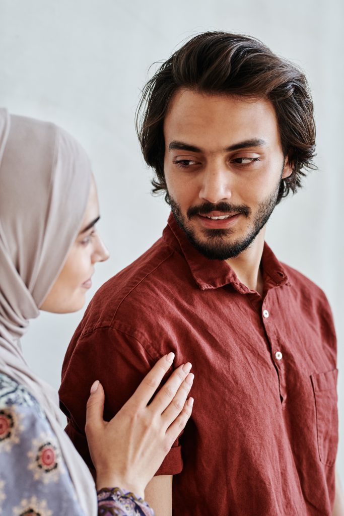 نظرة الحب: دور التواصل البصري في العلاقات الإنسانية
