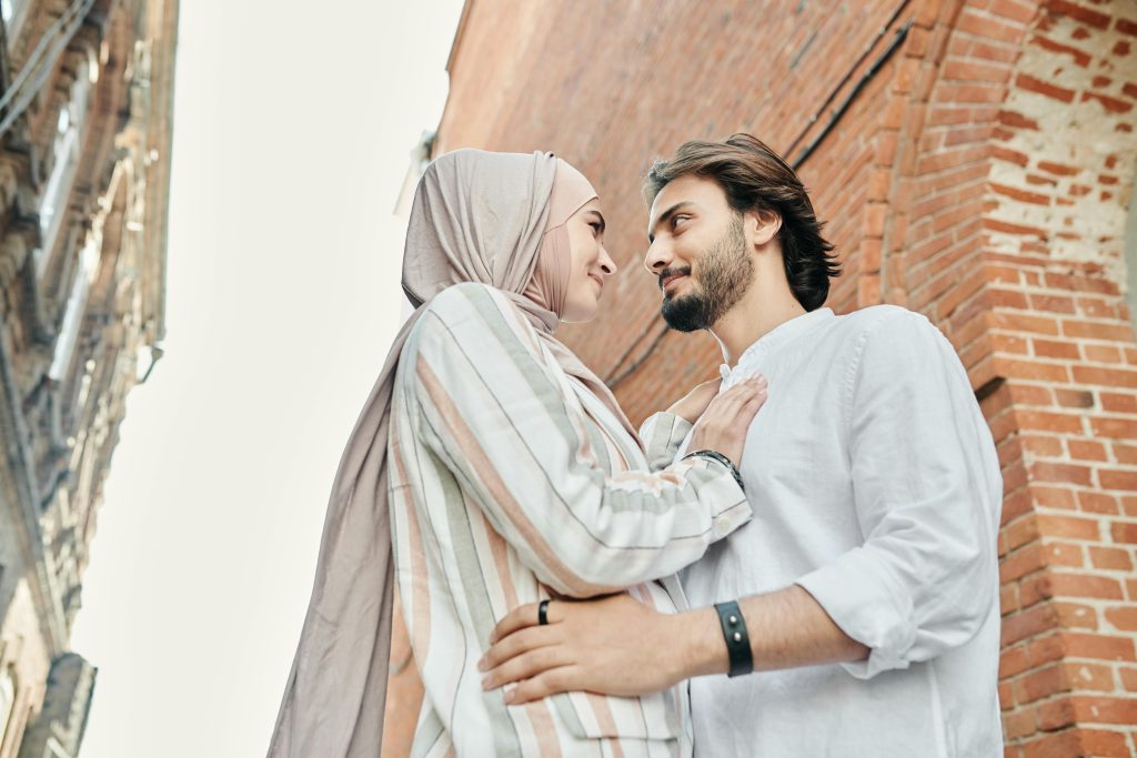نظرة الحب: دور التواصل البصري في العلاقات الإنسانية