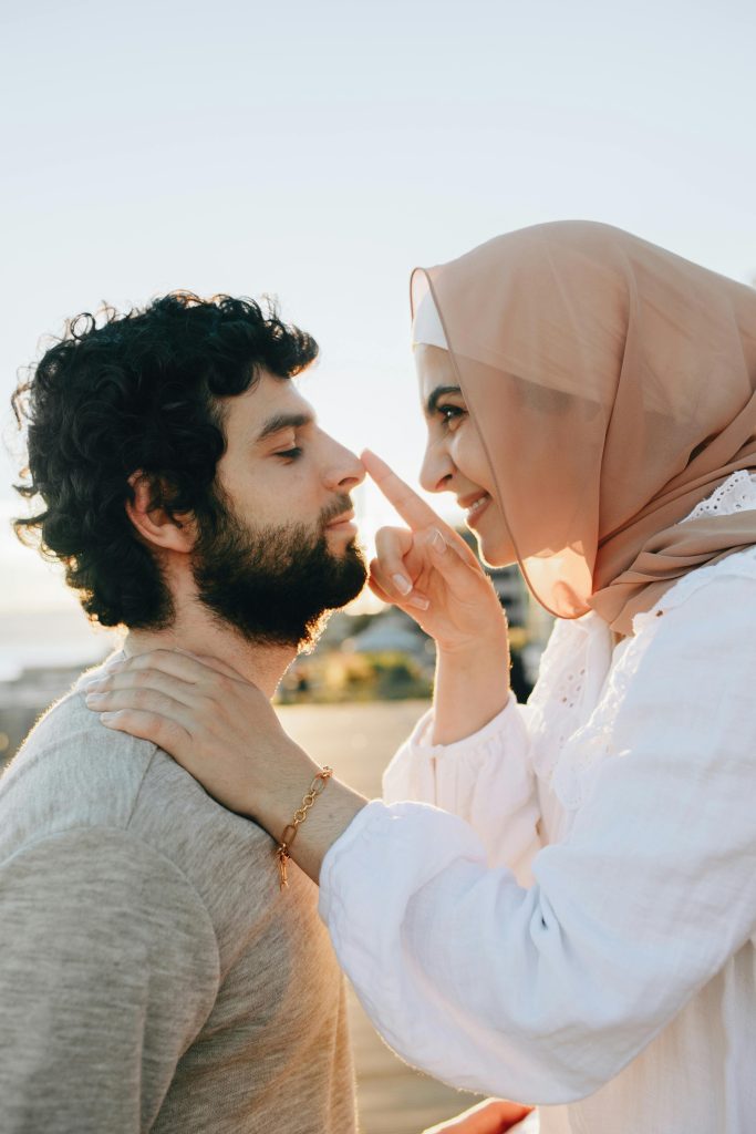 نظرة الحب: دور التواصل البصري في العلاقات الإنسانية