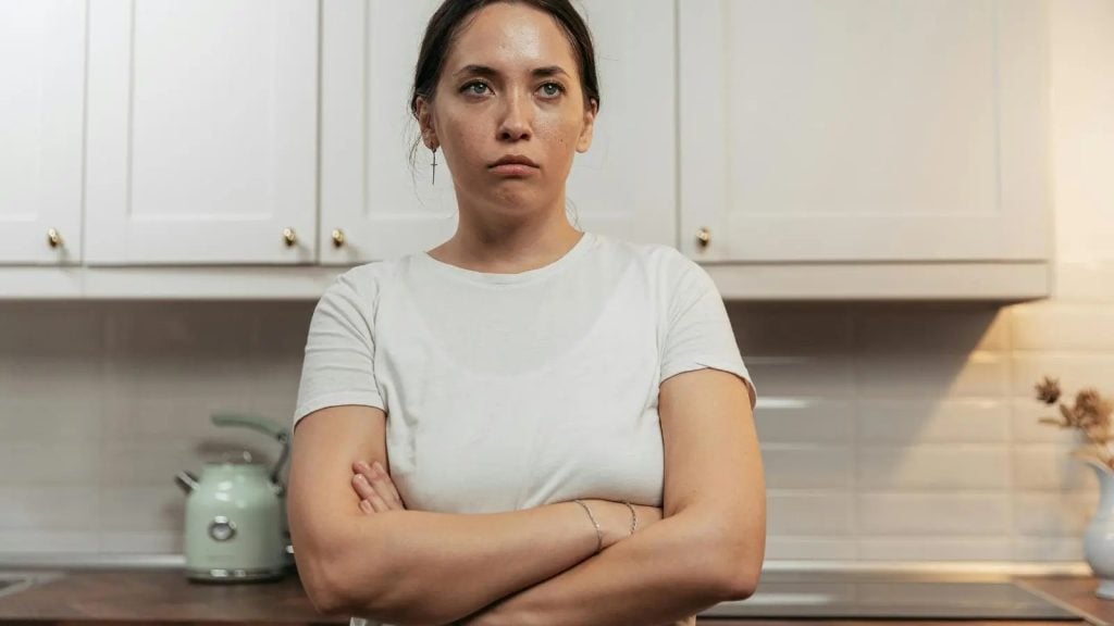 Cruzarse De Brazos: Lo Que Significa En Una Mujer