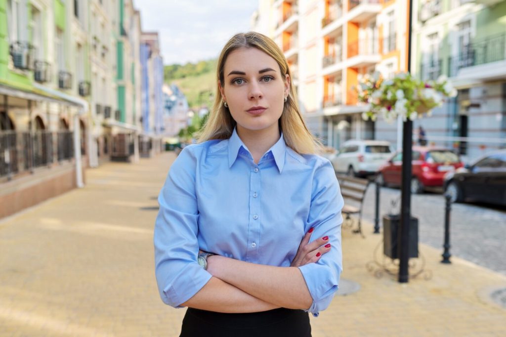 Ce înseamnă când o femeie își încrucișează brațele?