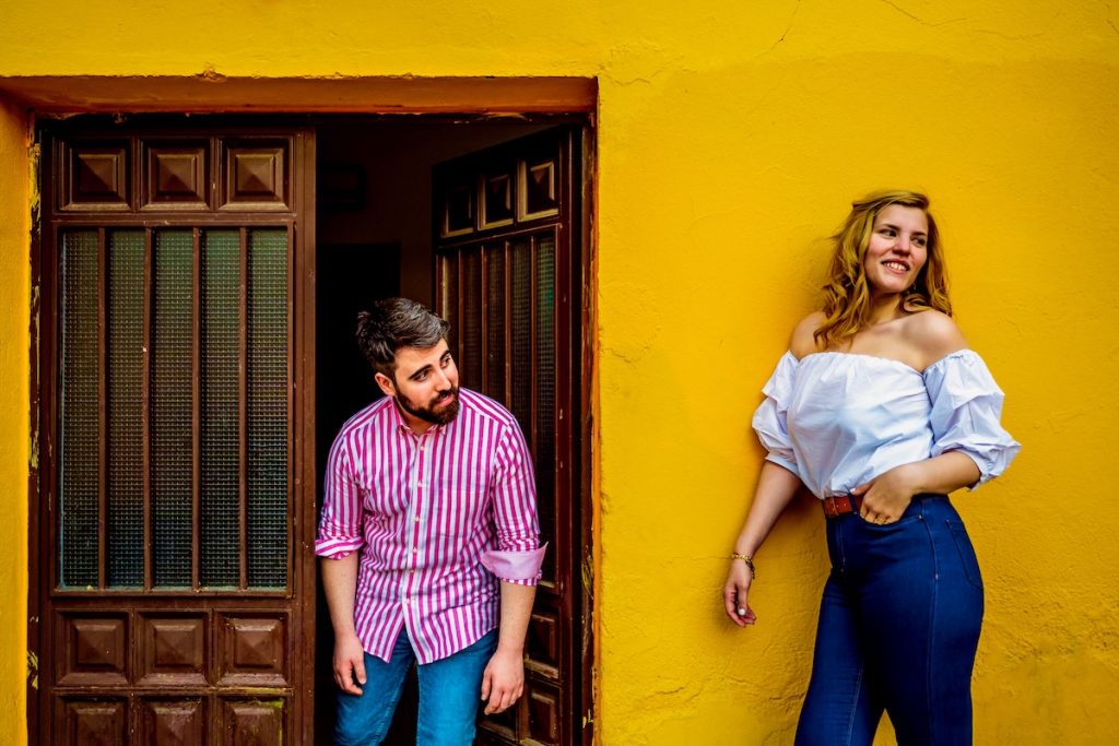 9 cosas que las mujeres seguras nunca harían para mantener a un hombre interesado