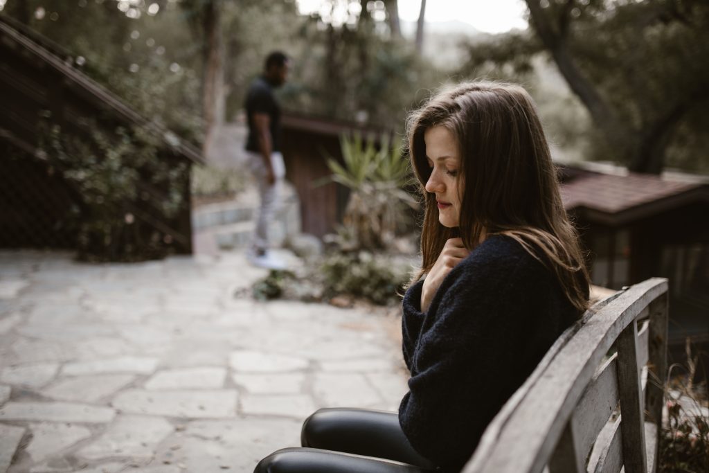 9 cosas que las mujeres seguras nunca harían para mantener a un hombre interesado