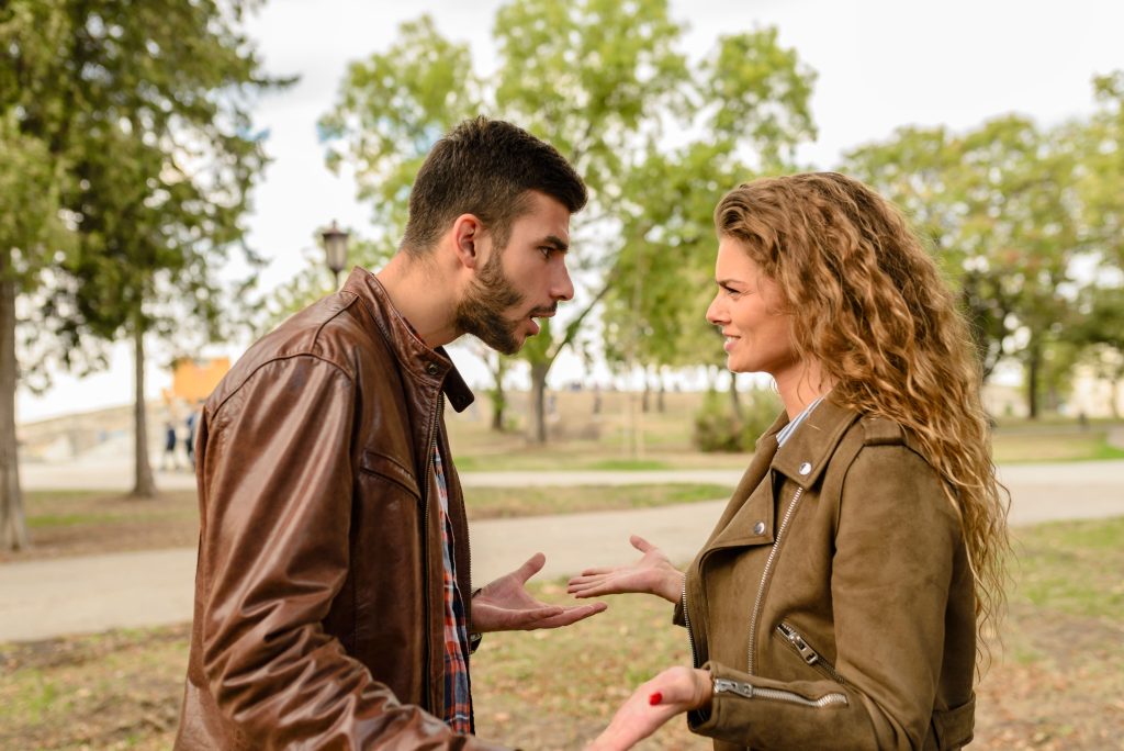 9 cosas que las mujeres seguras nunca harían para mantener a un hombre interesado